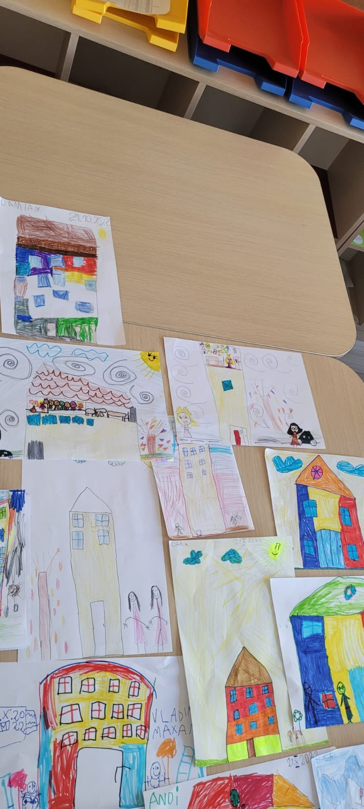 Alte desene despre școală realizate de elevi și prezentate pe băncile din clasă