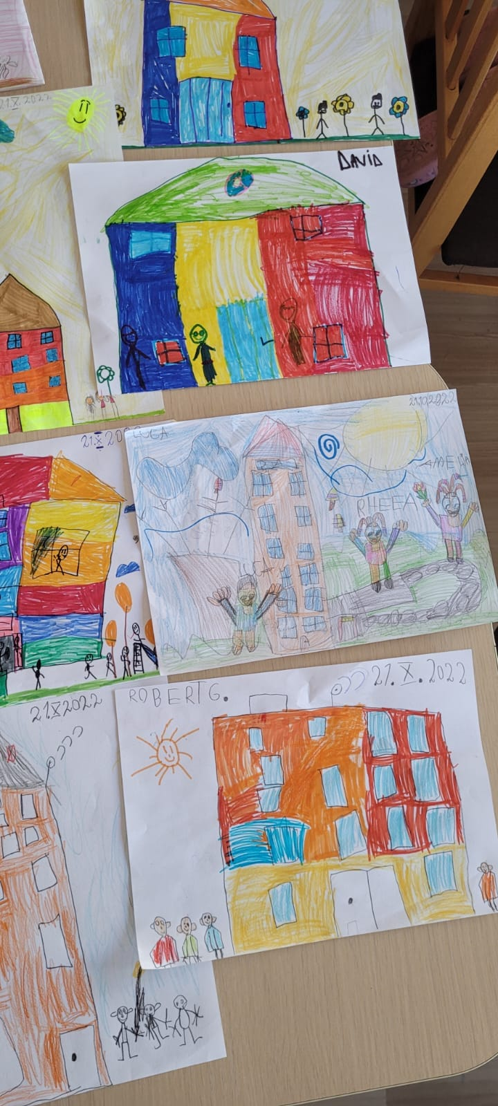 Încă alte desene despre școală realizate de elevi și prezentate pe băncile din clasă