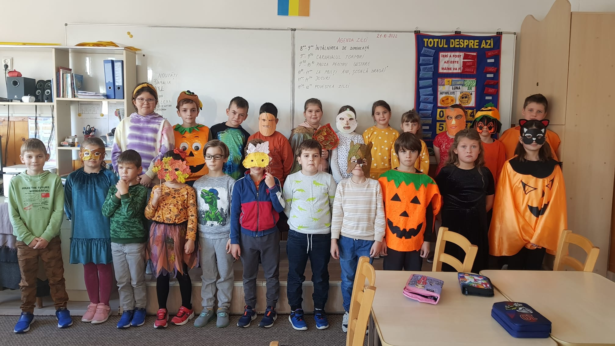 Grup de elevi în costume de Halloween în fața clasei