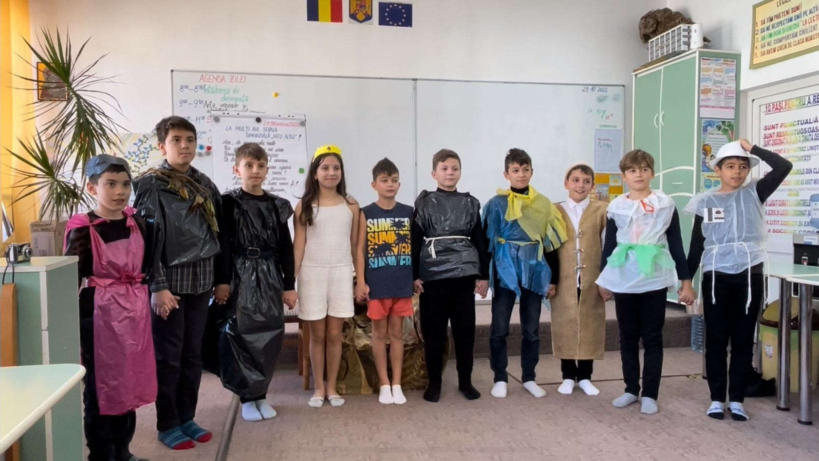 Grup de elevi în costume de toamnă în sala de clasă