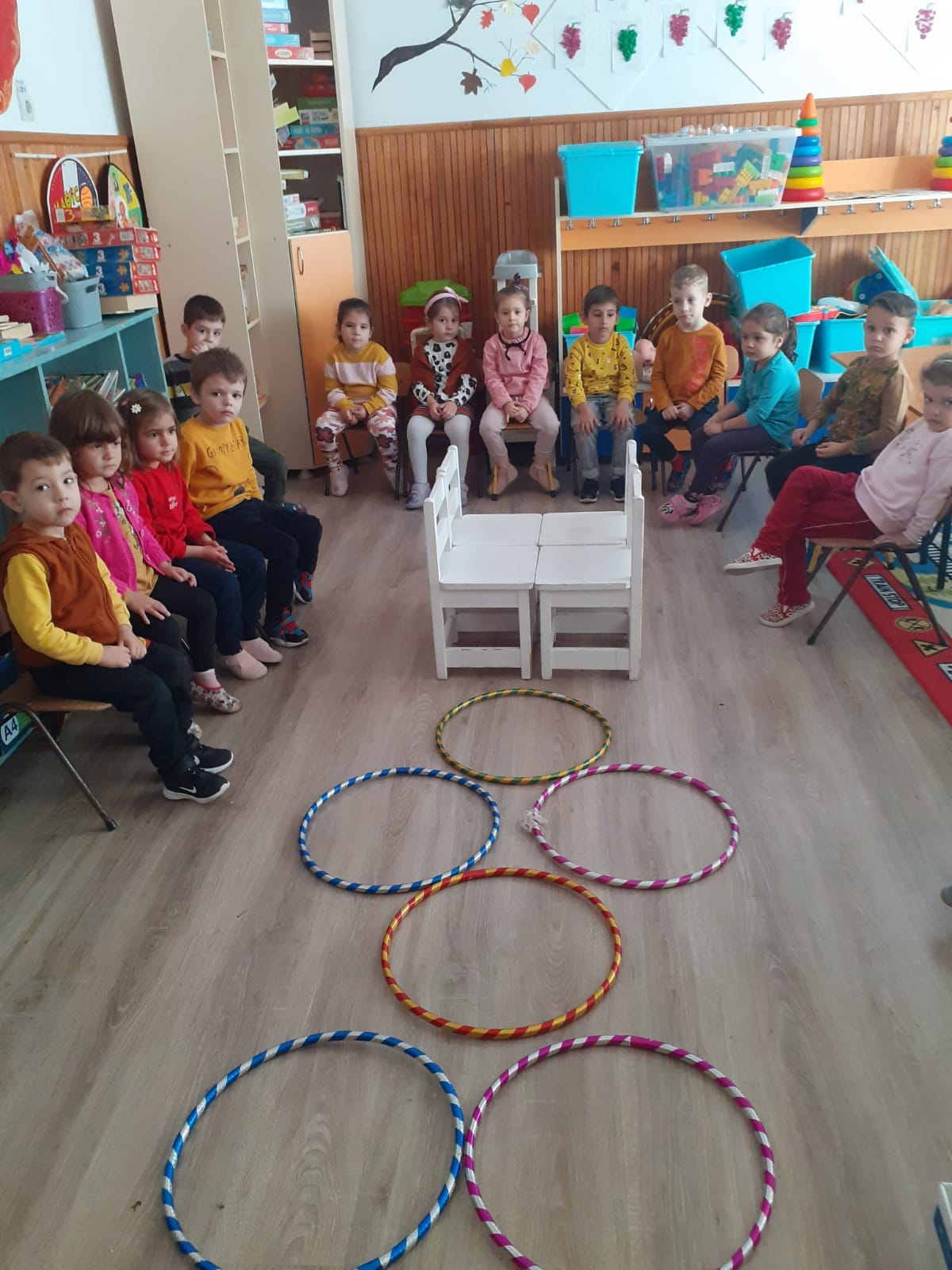 Grup de preșcolari în sala de grupă