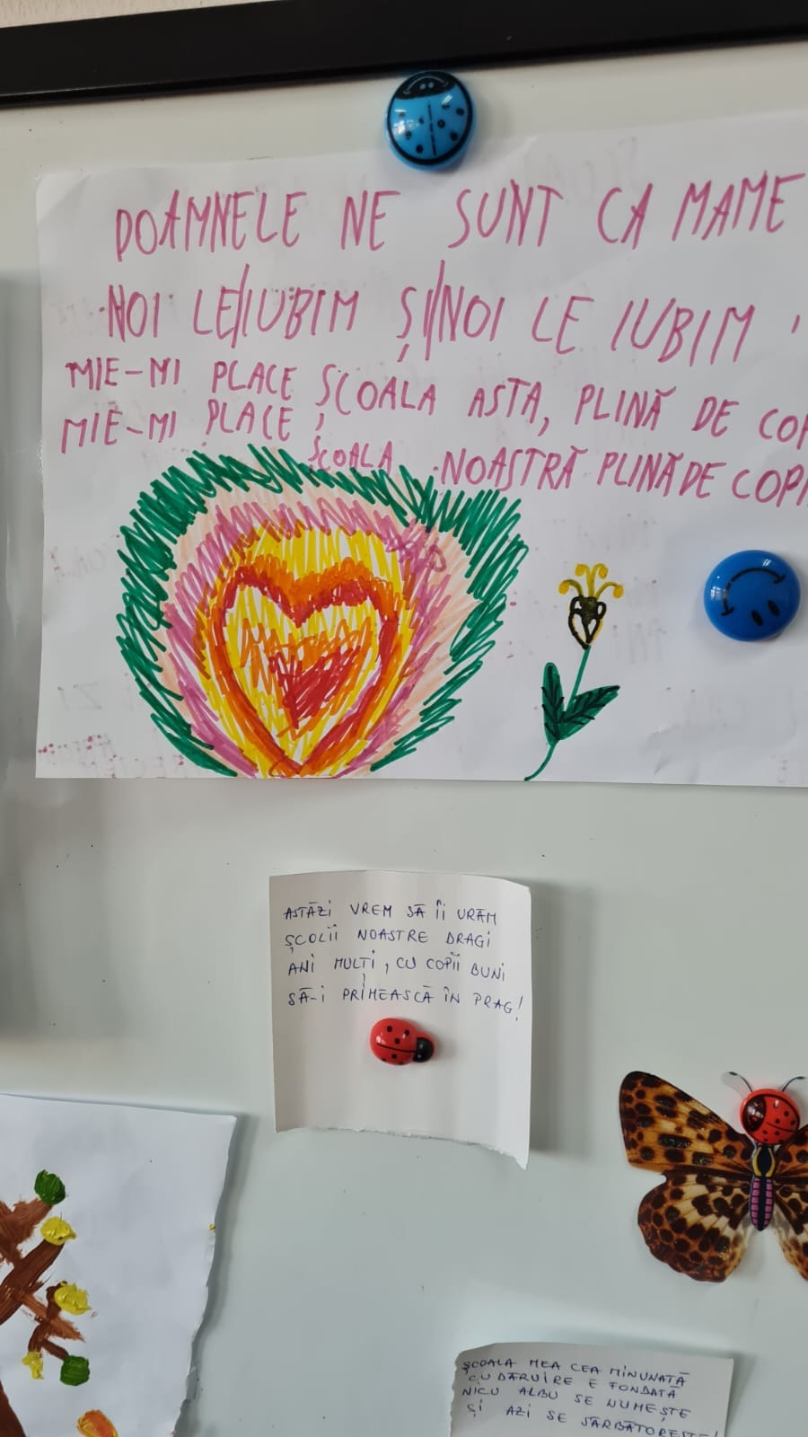 Lucrări despre școală realizate de elevi și prezentate pe tabla clasei