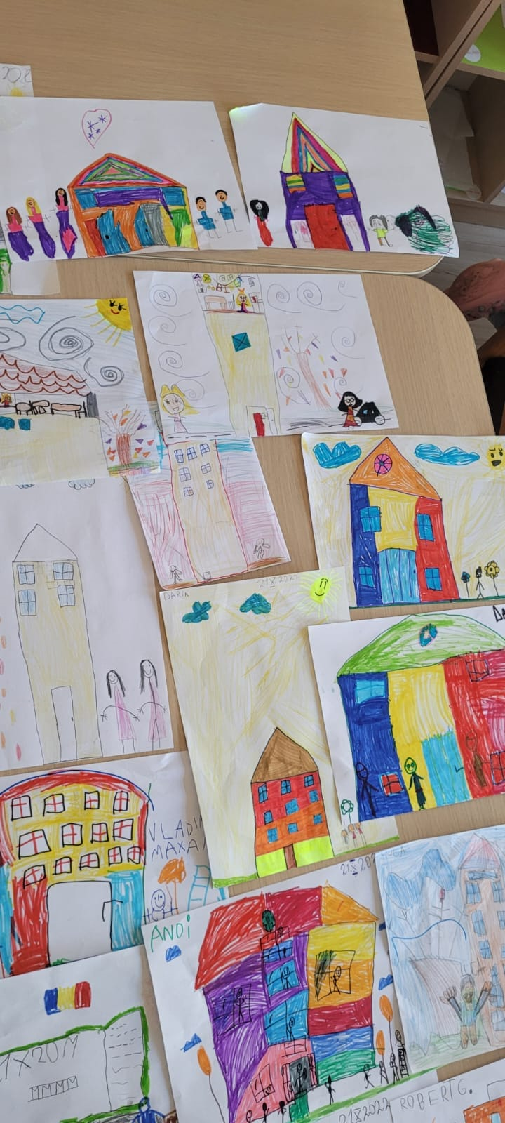 Desene despre școală realizate de elevi și prezentate pe băncile din clasă