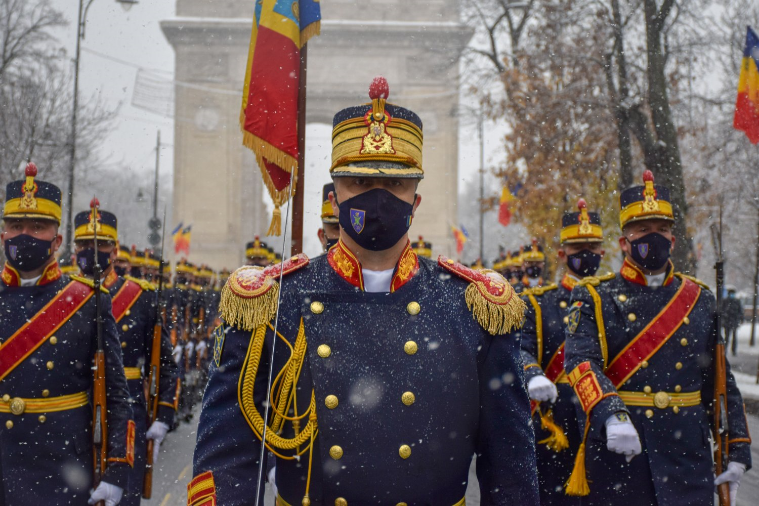 Soldați la Parada militară defilând pe sub Arcul de Triumf