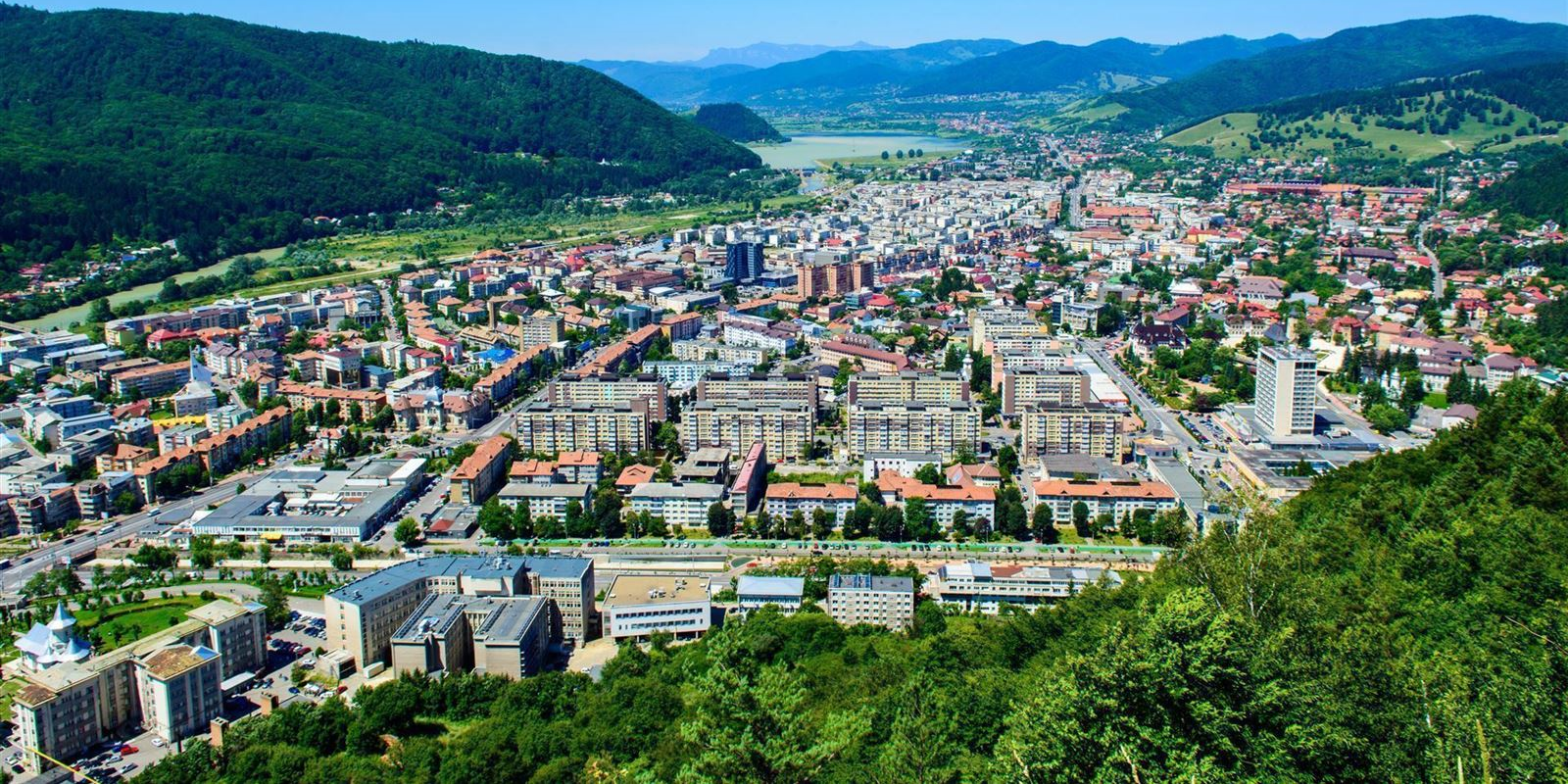 Imagine panoramică a Municipiului Piatra-Neamț, partea vestică, vara