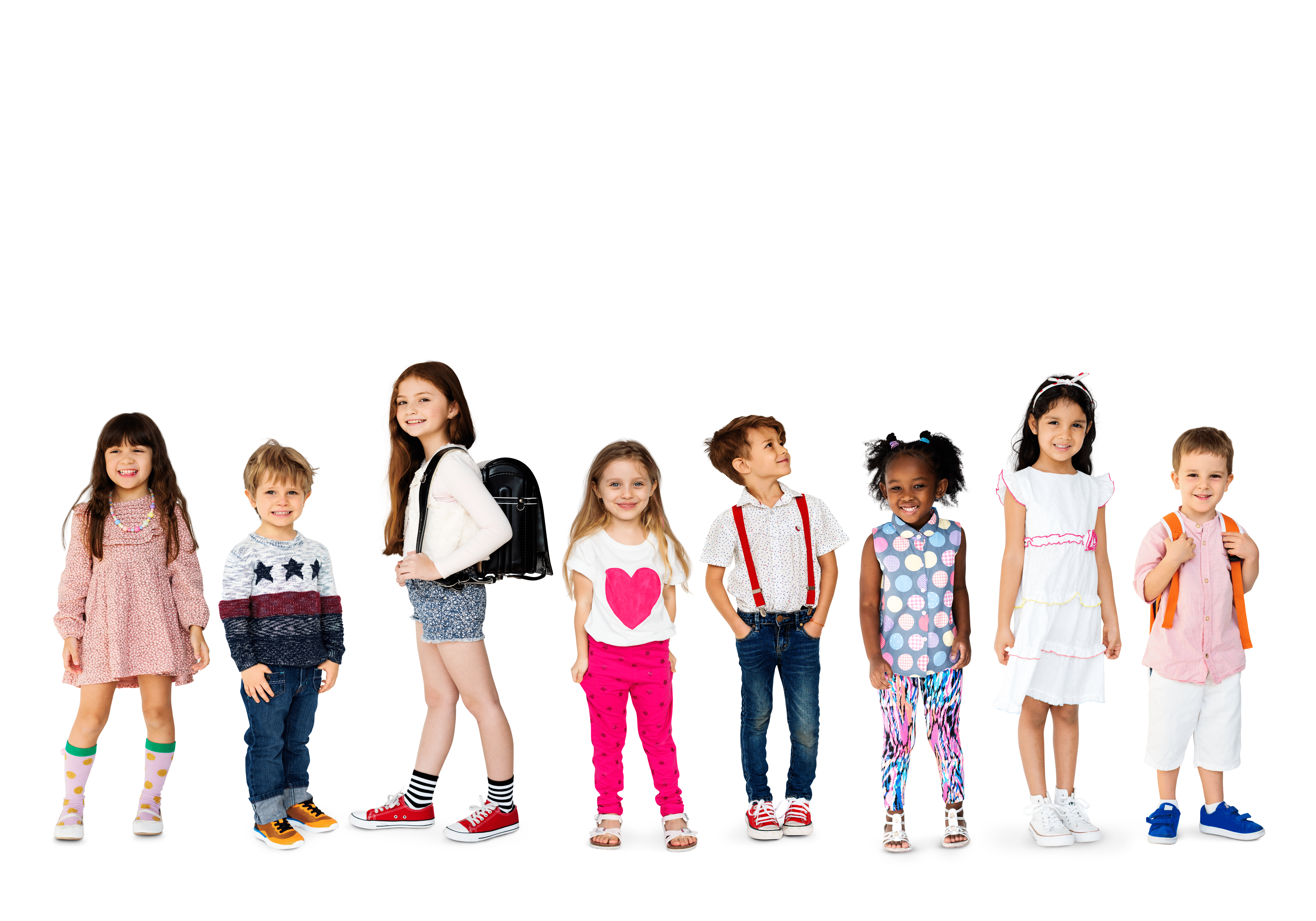 Un grup de copii, de vârste și etnii diferite, purtând ținute colorate, obișnuite, fiecare exprimând un stil unic și o dispoziție veselă, pozează, aliniați, în fața unui fundal alb