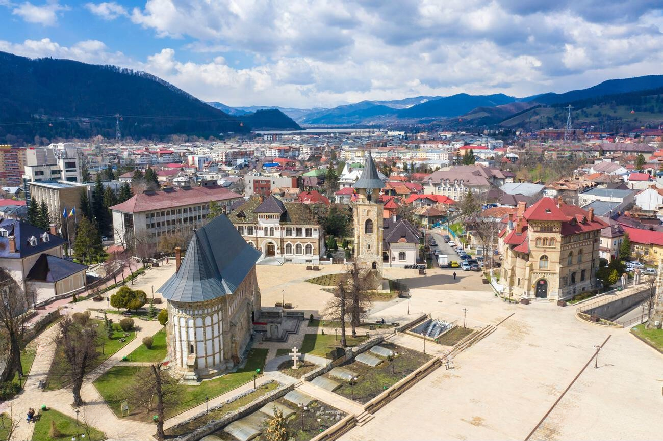 Imagine aeriană a centrului istoric al Municipiului Piatra-Neamț, toamna