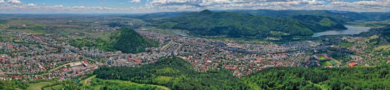 Imagine panoramică a Municipiului Piatra-Neamț, vara