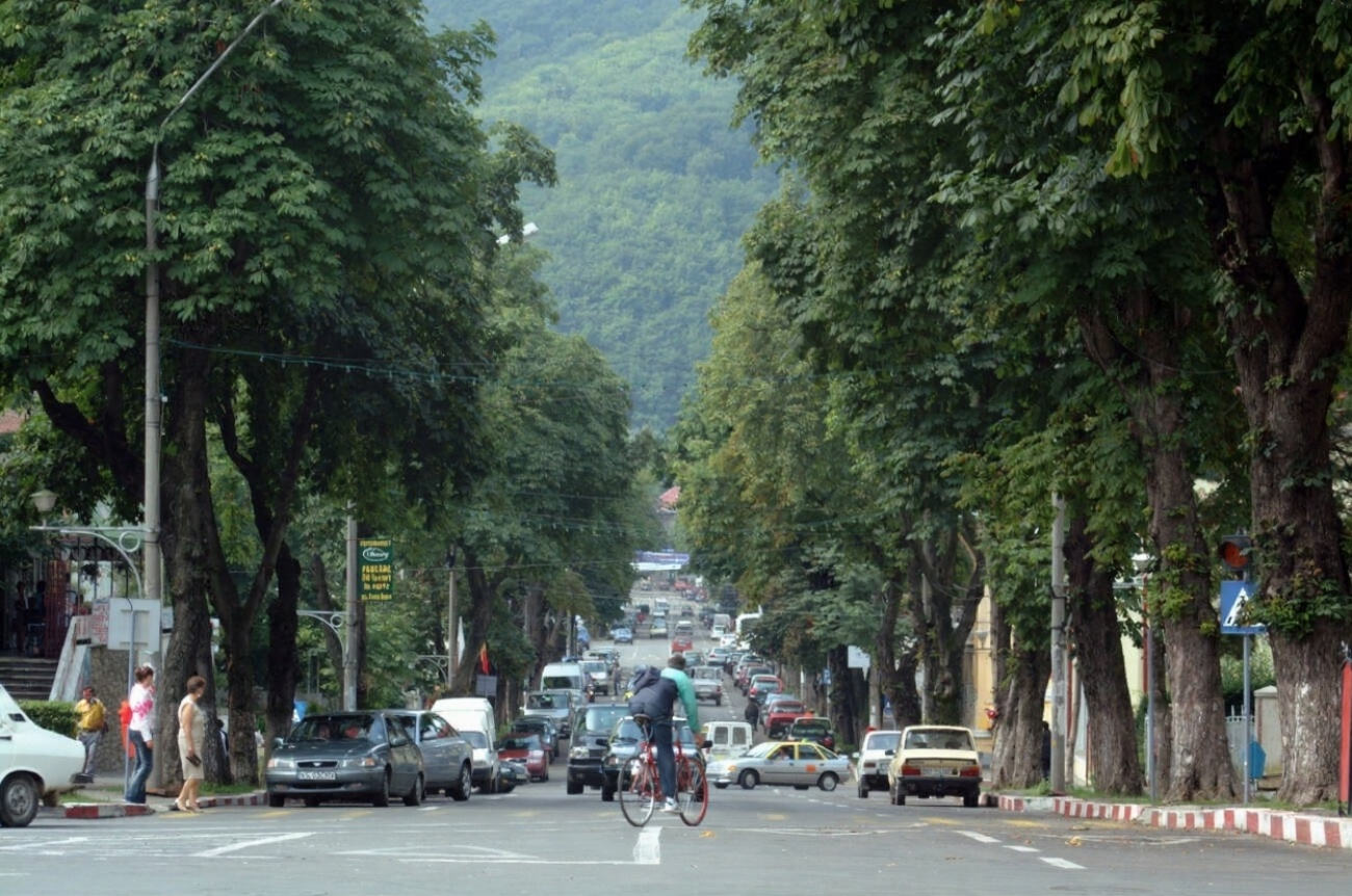 Stradă aglomerată din Municipiul Piatra-Neamț, vara