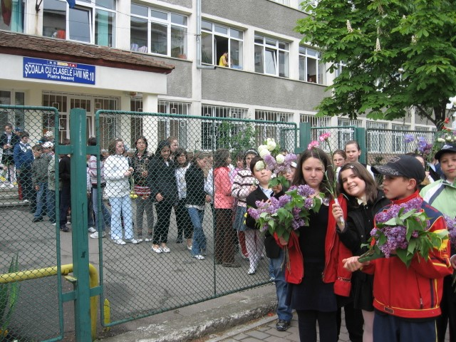 Elevi la intrarea principală în Școala Gimnazială „Nicu Albu” Piatra Neamț