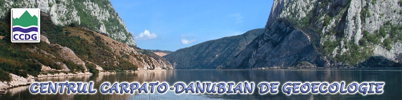 Peisaj spectaculos al defileului Dunării, cu stânci abrupte acoperite de vegetație care coboară direct în apele liniștite ale fluviului, sub un cer albastru senin, în colțul stânga sus se află sigla CCDG, iar textul „CENTRUL CARPATO-DANUBIAN DE GEOECOLOGIE” este afișat cu litere mari, albastre, evidențiind tema eco-geologică și legătura cu zona carpato-danubiană
