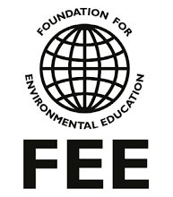 Sigla Fundaţiei de Educaţie pentru Mediul Înconjurător - global, reprezentată printr-un glob stilizat cu linii longitudinale și latitudinale în interiorul unui cerc, înconjurat de textul „Foundation for Environmental Education”, iar sub emblemă sunt literele „FEE”, mari și îngroșate, care compun o identitate vizuală pentru o organizație globală de educație ecologică, sustenabilitate și protecția mediului