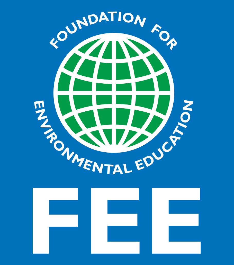 Sigla Fundaţiei de Educaţie pentru Mediul Înconjurător, reprezentată printr-un glob verde stilizat și textul „FOUNDATION FOR ENVIRONMENTAL EDUCATION” în jurul acestuia, iar sub glob se află literele „FEE” scrise cu alb pe fundal albastru, care compun o identitate vizuală pentru o organizație de educație ecologică, sustenabilitate și protecția mediului