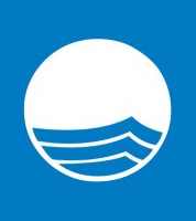 Sigla programului internațional „Steagul albastru”, reprezentată de un fond albastru, pe care se găsește un cerc alb semnificând un peisaj marin stilizat, cu trei linii ondulate albe sugerând valuri, simbolizând certificarea de plajă curată și apă de calitate