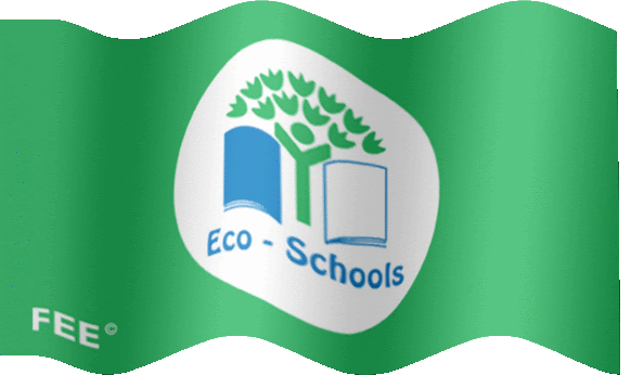 Steagul verde Eco-Schools, care flutură dinamic, prezintă un copac stilizat format dintr-o figură umană și frunze, flancat de două cărți deschise albastre, însoțit de textul „Eco-Schools” și marca FEE®, simbol de educație ecologică, sustenabilitate și programe internaționale de mediu în școli