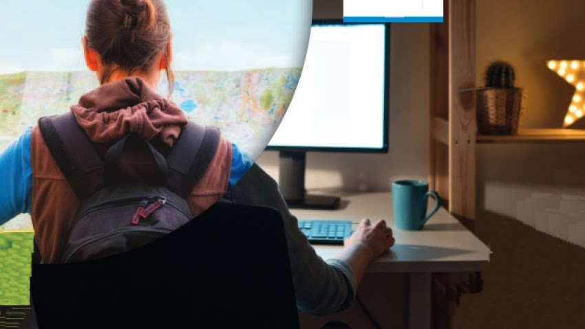 În prim-plan, într-un cerc, se vede o persoană cu rucsac privind o hartă amplă în aer liber, sugerând explorare și navigare, în fundal, aceeași scenă este suprapusă peste o persoană care lucrează la un birou, în fața unui monitor aprins, cu o cană pe masă și decor cald de interior