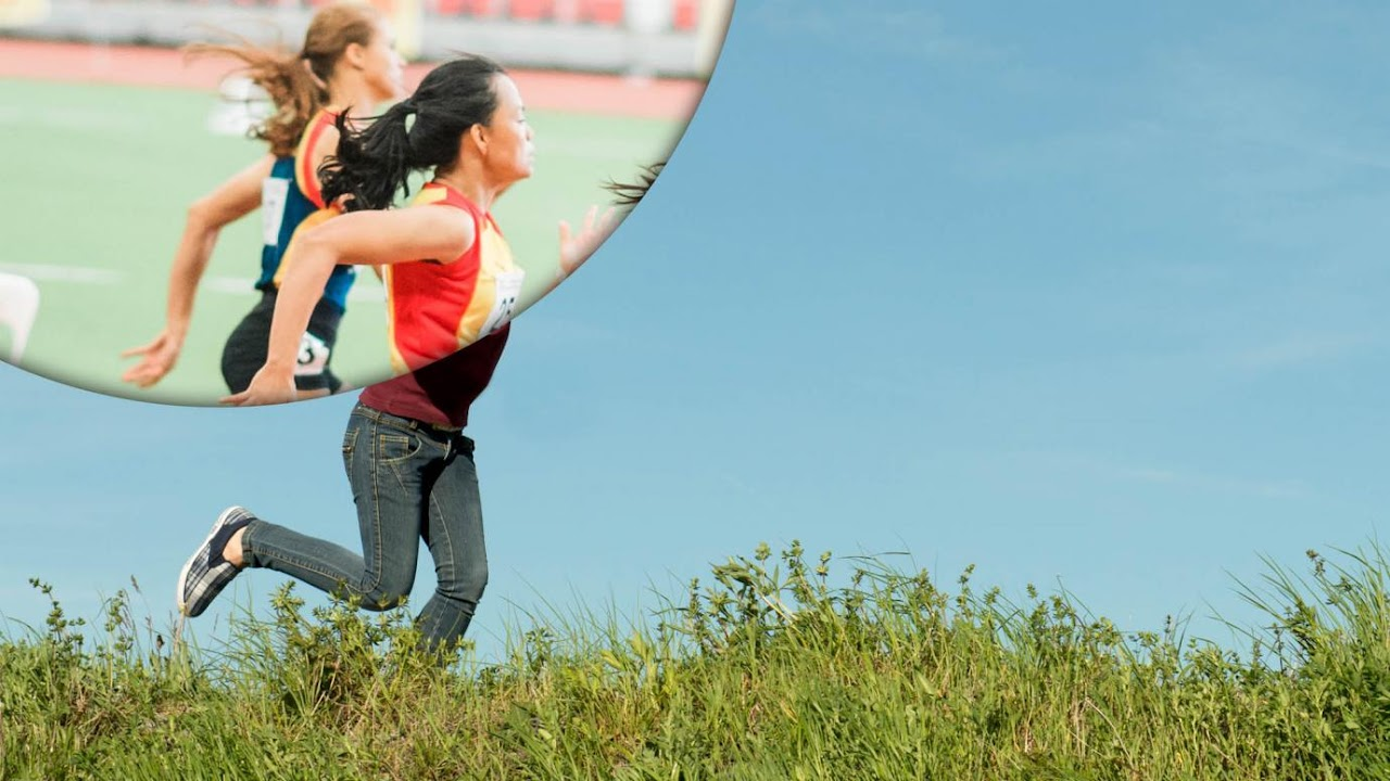 O atletă în alergare într-un concurs pe o pistă de atletism este suprapusă peste o scenă în aer liber unde aceeași femeie aleargă pe un deal acoperit cu iarbă verde, sub un cer senin albastru