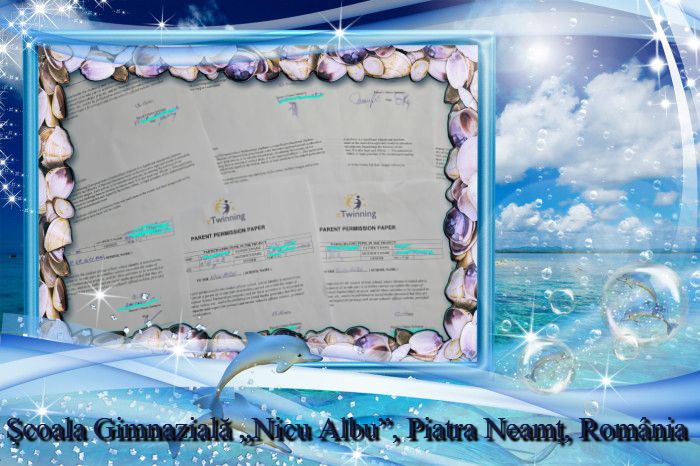 Colaj educațional de fotografii cu documente oficiale eTwinning – „Parent Permission Paper” (Document de permisiune de la părinți) – încadrate într-o ramă decorativă cu scoici, având ca fundal un peisaj marin cu mare albastră, cer cu nori, delfin și efecte grafice luminoase, în centru sunt vizibile formulare tipărite eTwinning, cu text evidențiat și semnături, sugerând activități educaționale internaționale și acord parental pentru proiecte școlare, în partea inferioară este textul „Școala Gimnazială „Nicu Albu”, Piatra Neamț, România”, colajul simbolizând colaborarea educațională europeană, proiectele eTwinning, educația digitală și parteneriatul școală–familie într-un context creativ și modern