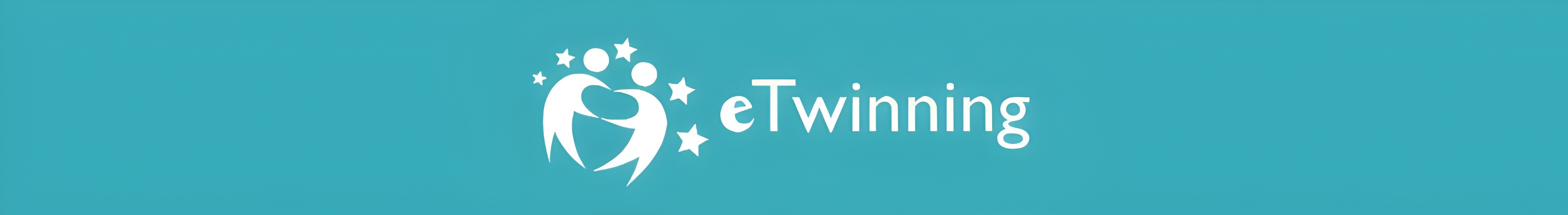 Sigla eTwinning, reprezentată prin două siluete albe stilizate de persoane care se țin de mâini, înconjurate de stele europene albe, în dreapta este textul „eTwinning” scris cu alb, iar fundalul siglei este de culoare albastru deschis