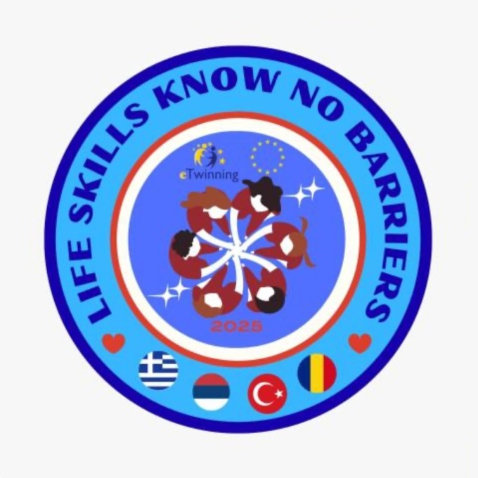 Emblemă albastră cu mesajul, circular, pe margine, deasupra, în limba engleză, „LIFE SKILLS KNOW NO BARRIERS” (ABILITĂȚILE DE VIAȚĂ NU CUNOSC BARIERE), dedesubt, steagurile Greciei, Serbiei, Turciei și României și iconițe inimă roșie la bază, în centru, în partea de sus, este sigla eTwinning și steagul Uniunii Europene, în partea centrală, este o ilustrație cu cinci personaje diverse unite în cerc simbolizând incluziunea și colaborarea, în partea de jos este scris anul 2025