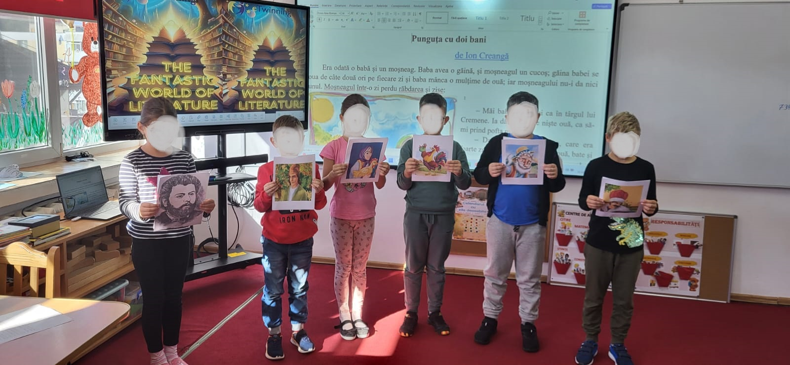 Într-o sală de clasă modernă, cu laptop, mobilier școlar și materiale educaționale, un alt grup de elevi de școală primară prezintă în fața clasei ilustrații din povestea „Punguța cu doi bani” de Ion Creangă, în cadrul proiectului educațional eTwinning, ținând în mâini desene cu personaje din poveste – cocoșul, baba, moșneagul și portretul autorului – în timp ce în spatele lor se află un ecran interactiv care afișează, în limba engleză, titlul proiectului, „The Fantastic World of Literature” (Lumea fantastică a literaturii), iar în stânga este un alt monitor cu titlul și începutul poveștii proiectului literar