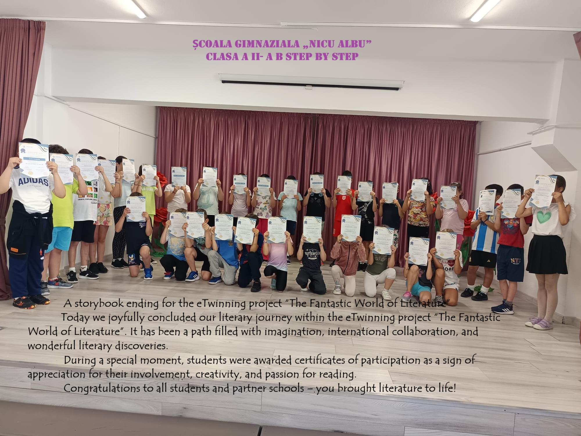 Pe scena sălii de festivități, la finalul proiectului eTwinning, în limba engleză, „The Fantastic World of Literature” (Lumea fantastică a literaturii), elevi de clasă primară stau pe scenă și țin în față certificatele de participare la proiect, deasupra este textul „ȘCOALA GIMNAZIALĂ NICU ALBU – CLASA A II-A B STEP BY STEP”, iar dedesubt este un mesaj despre încheierea proiectului, colaborare internațională și premierea elevilor pentru creativitate, implicare și pasiune pentru lectură