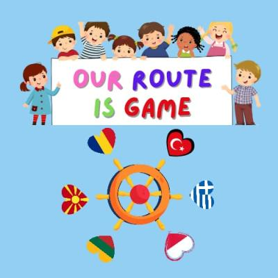 Ilustrație în stil desen animat cu șase copii, pe fond albastru deschis, care țin un banner pe care este scris, în limba engleză „OUR ROUTE IS GAME” (RUTA NOASTRĂ ESTE JOCUL), iar sub ei se află o cârmă de navă, înconjurată de simboluri și inimi asociate diferitelor țări