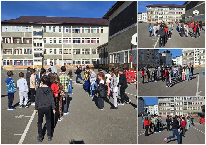 Elevi de școală primară participă la activități și jocuri de grup în curtea școlii, pe terenul de sport, unii sunt organizați în randuri, alții aleargă și se aliniază pentru kocuri educative în aer liber, ilustrând activități sportive școlare, cooperare între elevi, mișcare și învățare prin joc în mediul școlar