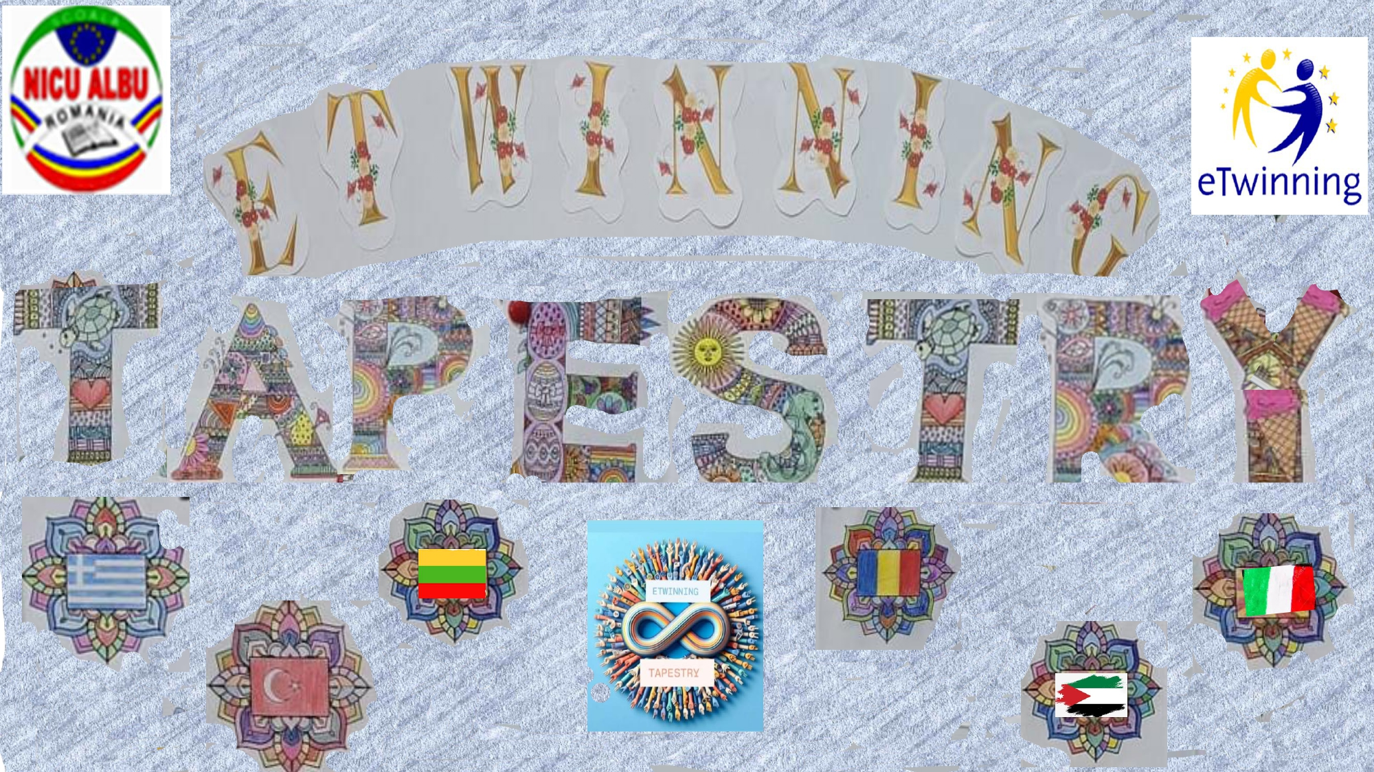 Banner educațional cu textul, în limba engleză, „ETWINNING TAPESTRY” (TAPISERIE ETWINNING), cu litere decorative colorate, care conține sigla proiectului eTwinning, sigla Școlii Gimnaziale „Nicu Albu” Piatra Neamț, simbolul eTwinning cu semnul infinitului și ecusoane artistice ce încadrează steagurile Greciei, Turciei, Lituaniei, României, Italiei și Palestinei
