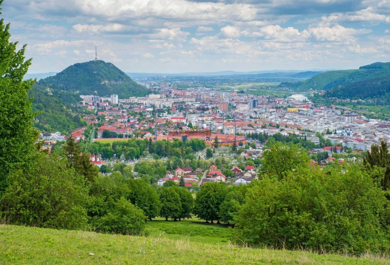 Imagine panoramică a Municipiului Piatra-Neamț, partea vestică, vara, vedere de pe dealul Cozla
