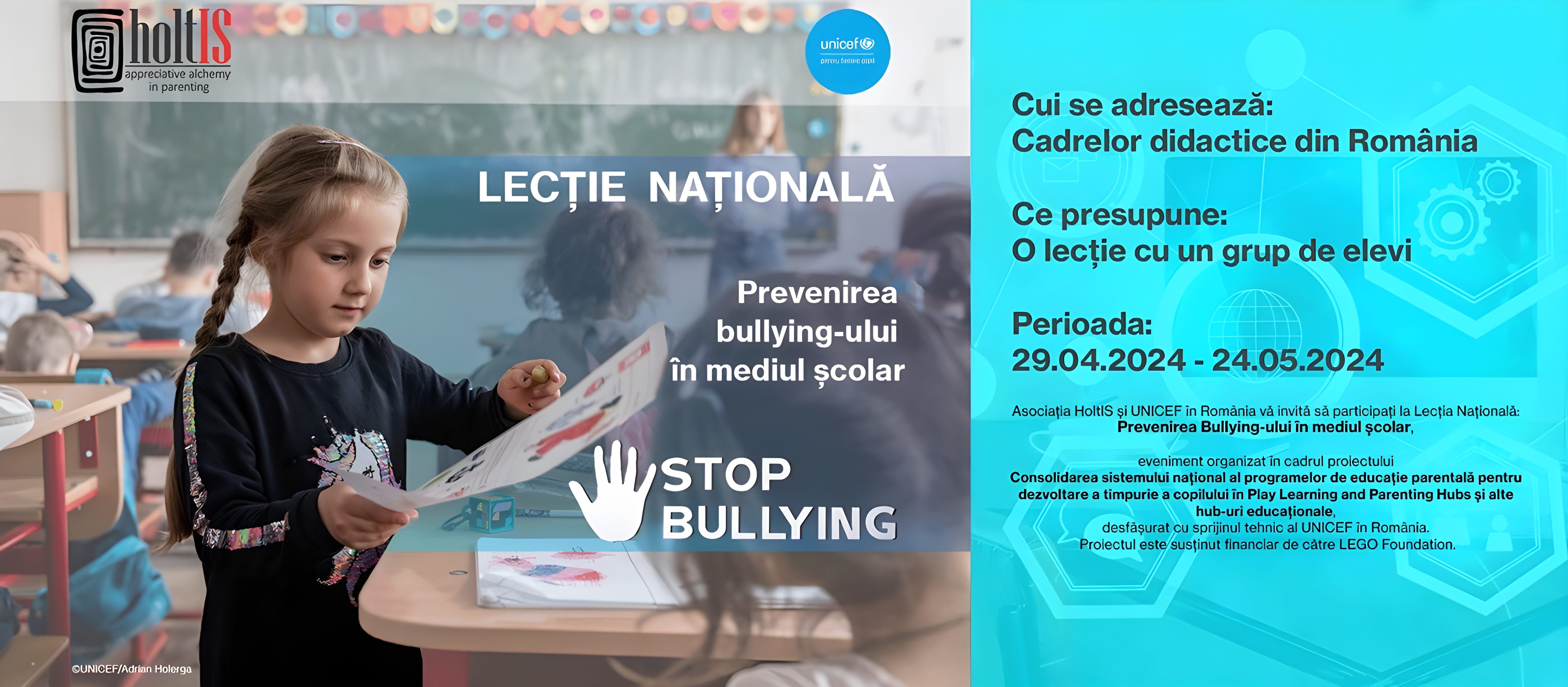 Afiș promoțional pentru lecția națională organizată de Asociația HoTiS și UNICEF, în cadrul unui proiect finanțat de LEGO Foundation, conținând, în stânga, o fetiță care prezintă un desen în fața clasei, cu un grup de copii în fundal, peste care sunt suprapuse, cu alb, textele „LECȚIE NAȚIONALĂ”, „Prevenirea bullying-ului în mediul școlar” și „STOP BULLYING”, în colțurile din stanga sus și dreapta sus fiind siglele celor doi organizatori, iar în dreapta, pe un fundal albastru deschis pe care apar, estompate, simboluri educaționale, sunt prezentate, cu alb, alte detalii despre eveniment