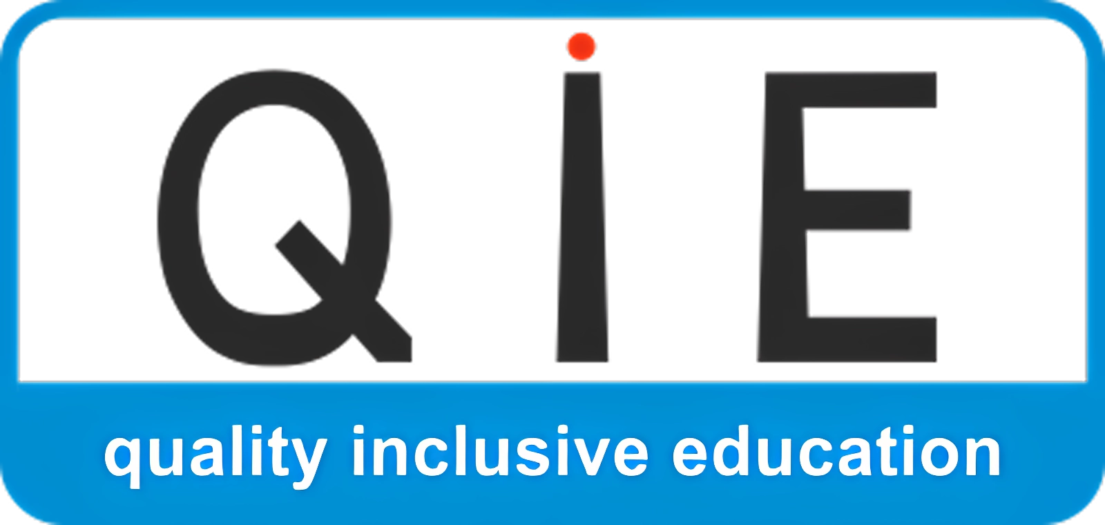 Sigla platformei educaționale Educație Incluzivă de Calitate, reprezentată prin textul „QIE”, scris cu litere mari negre, îngroșate, pe fond alb, cu un punct roșu deasupra literei „I”, iar dedesubt este textul „quality inclusive education”, scris cu litere mai mici, albe, pe fundal albastru, totul fiind înconjurat de un chenar albastru rotunjit