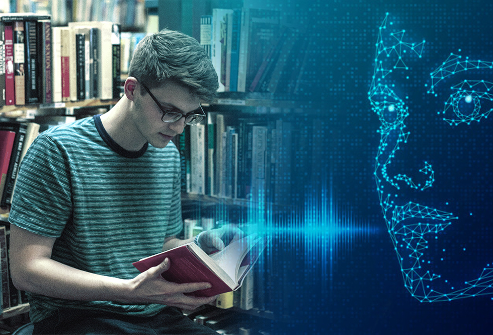 Un elev citește un roman într-o bibliotecă, în partea stângă, în timp ce un portret digitalizat al unui chip uman apare pe un fundal albastru, în partea dreaptă, care sugerează o legătură între învățare și tehnologie