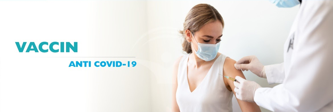 O femeie primește o injecție pentru vaccinul împotriva COVID-19 într-un mediu medical, în timp ce poartă o mască de protecție, iar în stanga sunt textele „VACCIN” scris cu verde și „ANTI COVID-19” scris cu albastru