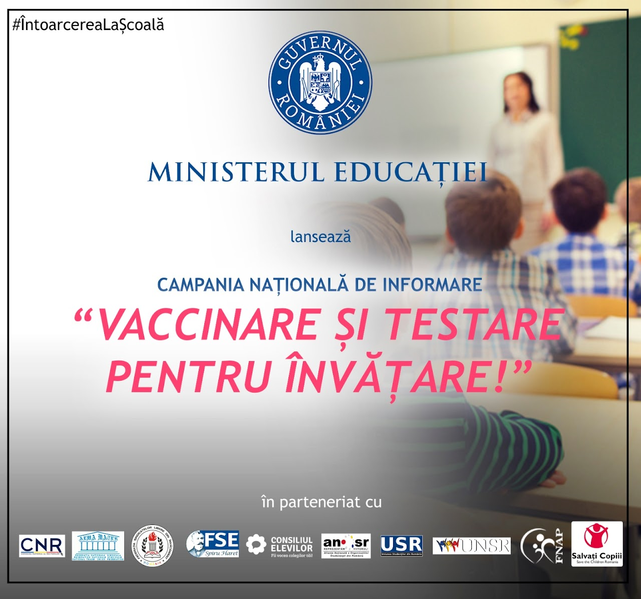 Afiș promoțional cu textul „CAMPANIA NAȚIONALĂ DE INFORMARE „VACCINARE ȘI TESTARE PENTRU ÎNVĂȚARE!””, în fundal este o sală de clasă, cu un cadru didactic în fața elevilor, în stanga sus este textul „#ÎntoarcereaLaȘcoală”, în centru sus, mare, este sigla Ministerului Educației, iar în partea de jos sunt, la rând, siglele celor 12 parteneri ai campaniei